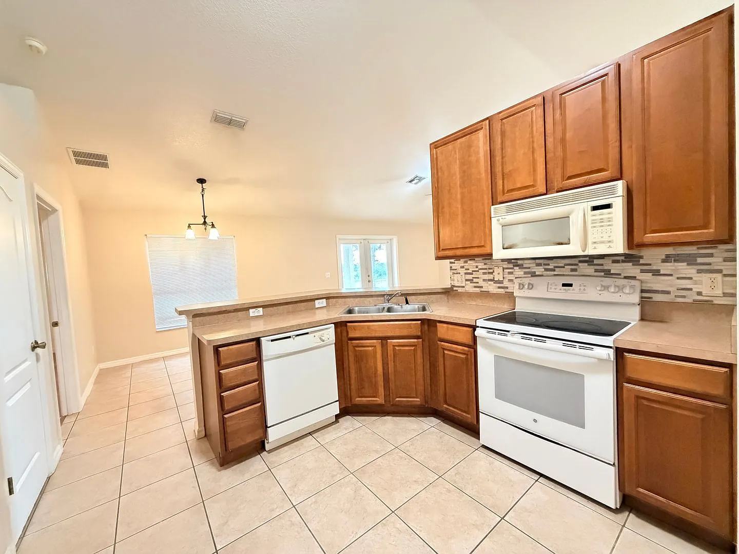 3 bed, 2.0 bath, 1742 sqft, $2,275 — Photo 4
