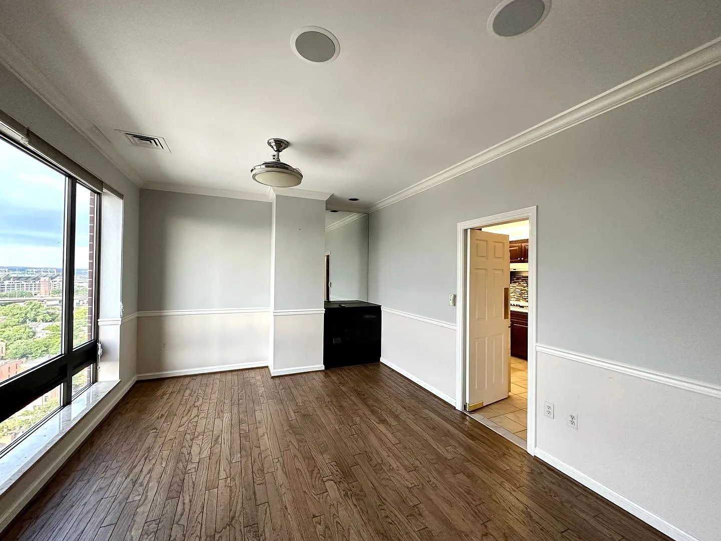 Charming 1 Bedroom/ 1.5 Bathroom Condo Unit in Inner Harbor, Baltimore, MD! — Photo 4