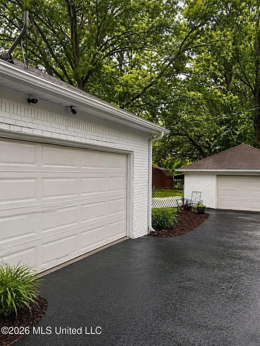 Building Photo - 6935 Meadowbrook Ln