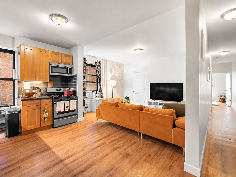 3 bed · 1 bath in Hell's Kitchen, Manhattan