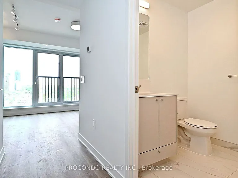 10 Oak St #2010 — Photo 6