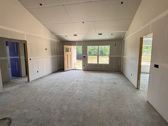 3rd image of 905 10th St