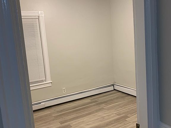5th image of 172 Woodbine St Floor 3