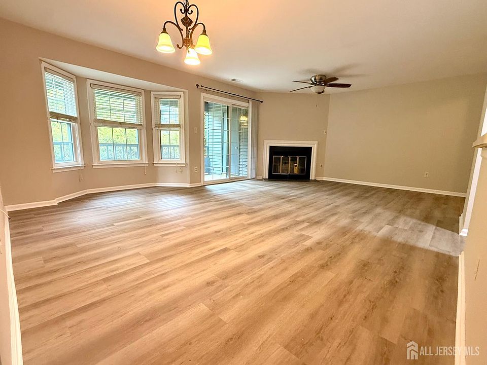 1st image of 902 Woodhaven Dr