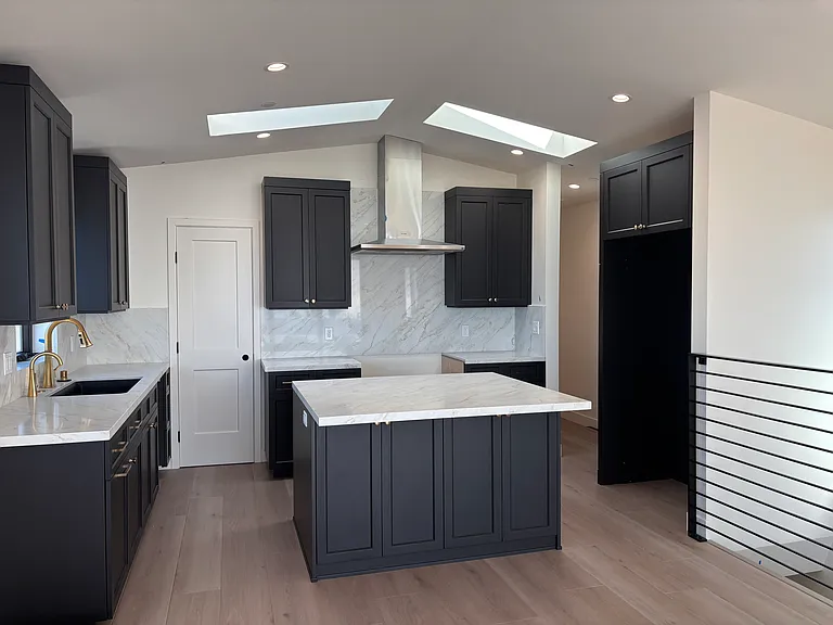 2141 Oxford Ave — Photo 4