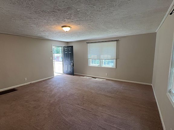4th image of 1095 Foster Cir
