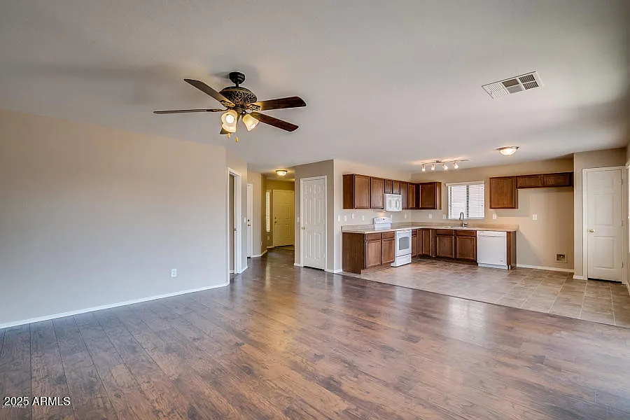 4 bed, 2.5 bath, 2012 sqft, $1,800 — Photo 3