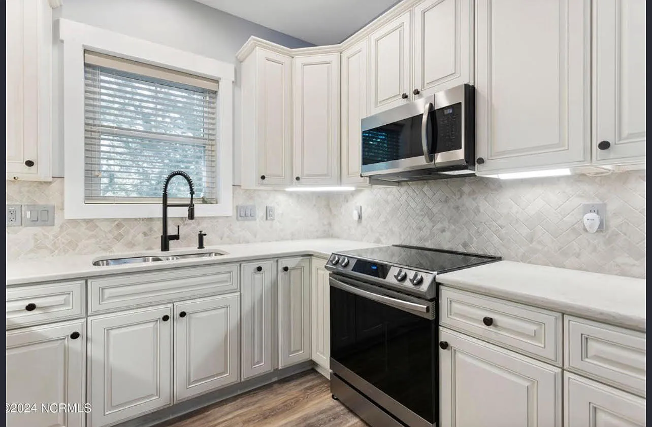 3 bed, 2.5 bath, 1600 sqft, $3,200 — Photo 3