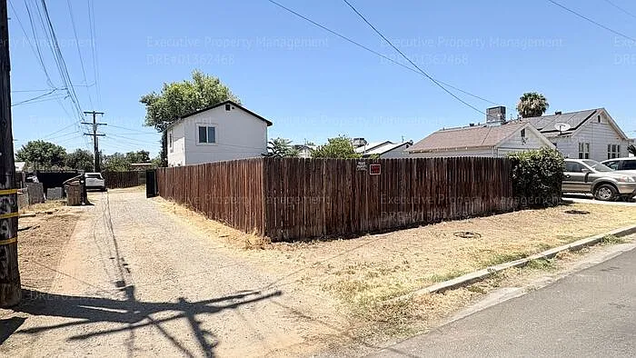 303 El Tejon Ave #B — Photo 2