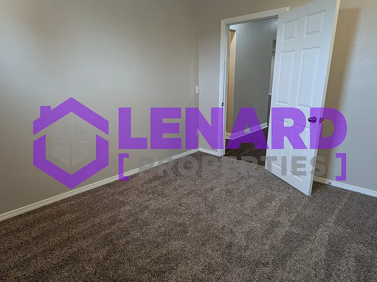 2406 Colton — Photo 24