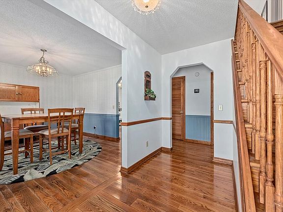 3rd image of 1101 E Hart Ave