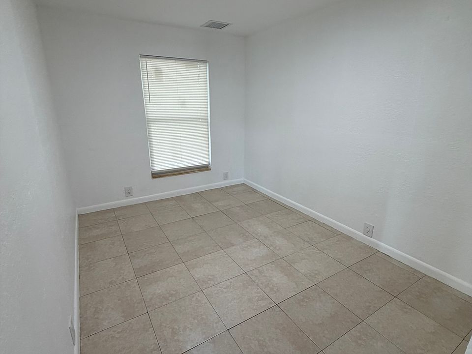 1st image of 926 S F St #2