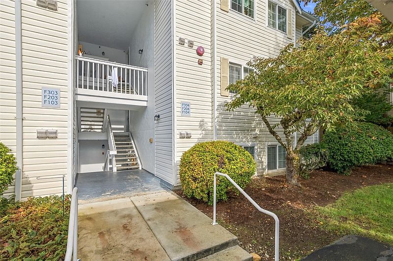 3rd image of 11002 SE Petrovitsky Road #F104