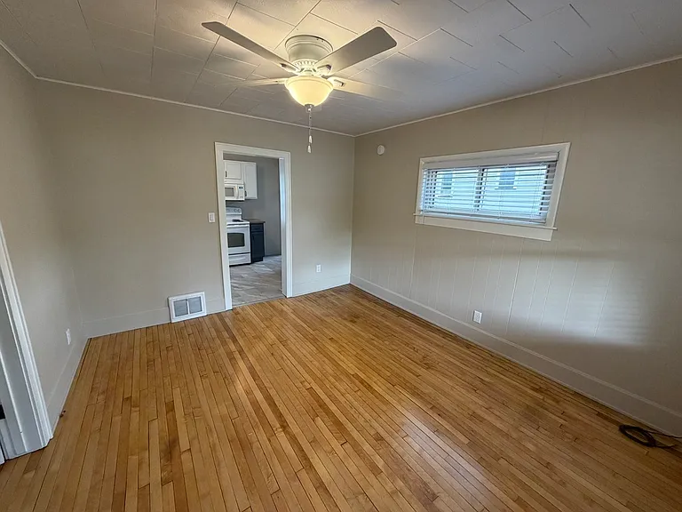 435 Gold St — Photo 2