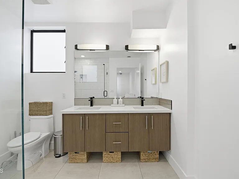 3226 W Robinson Ln — Photo 10