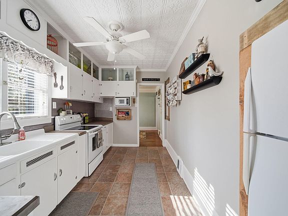 3rd image of 303 W Middle St