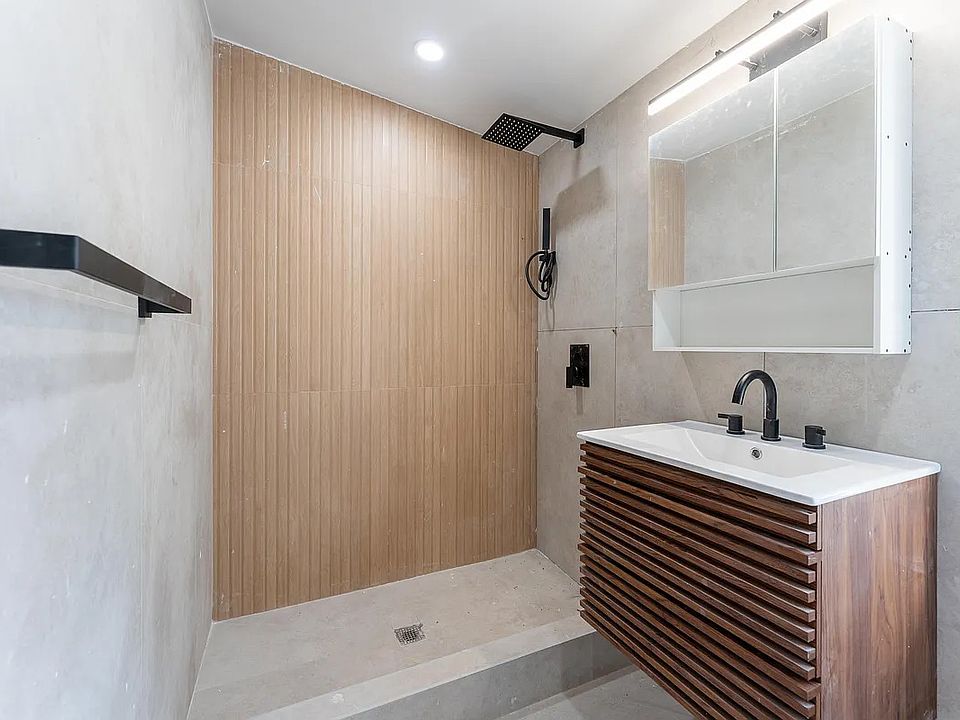 1st image of 174 Hester St APT 1