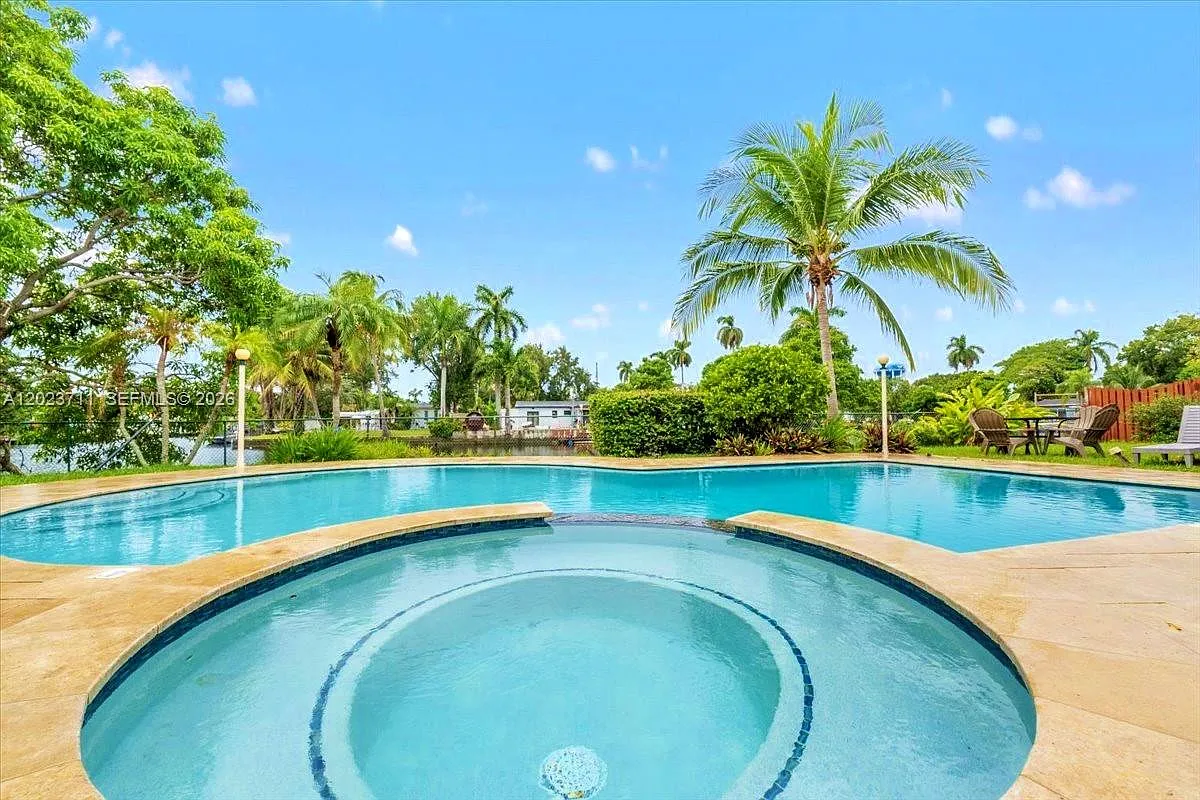 Hollywood Isles Add — Photo 3