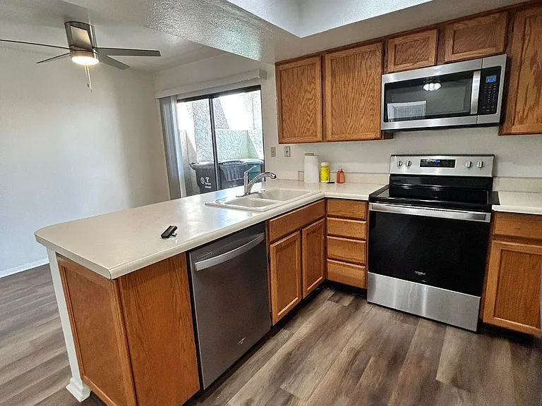 329 E Ambassador Dr — Photo 10