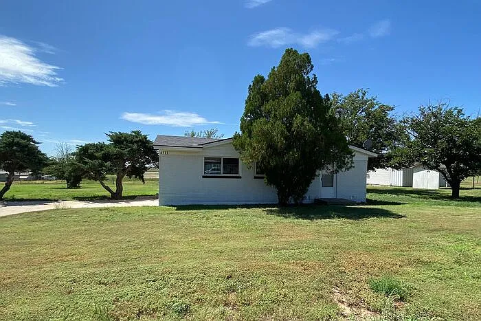 3 bed, 2.0 bath, 1253 sqft, $1,995 — Photo 2