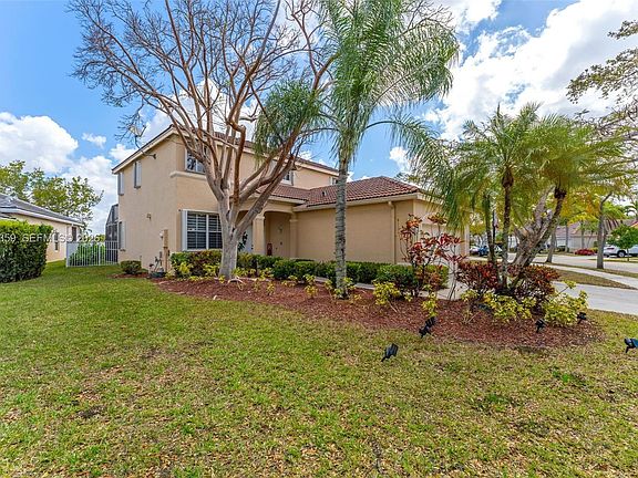 3rd image of 627 Willow Bend Rd