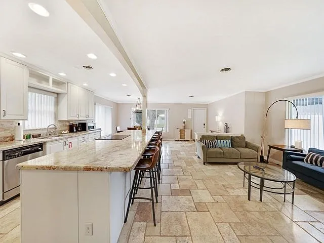 3 bed, 2.0 bath, $5,000 — Photo 3