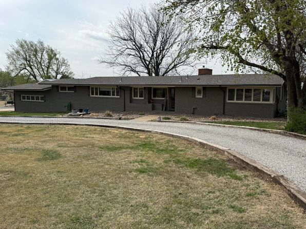 315 Point Dr, Great Bend, KS 67530