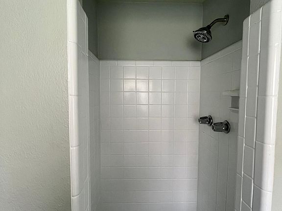 5th image of 550 E Tarpon Ave