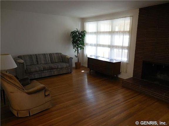 3rd image of 8 Hillcrest Dr