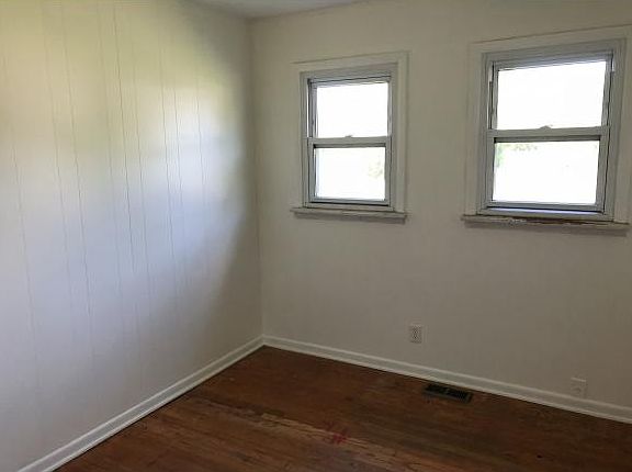 3rd image of 326 College St