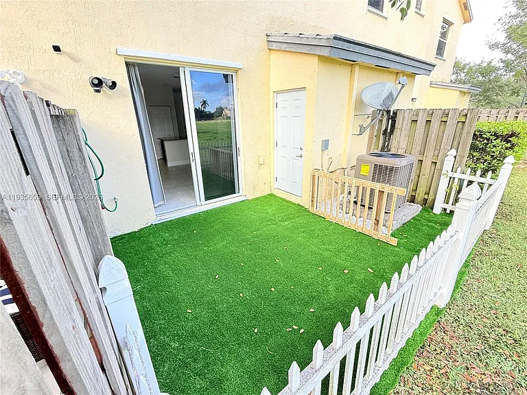 134 SE 28th Ter #5 — Photo 21