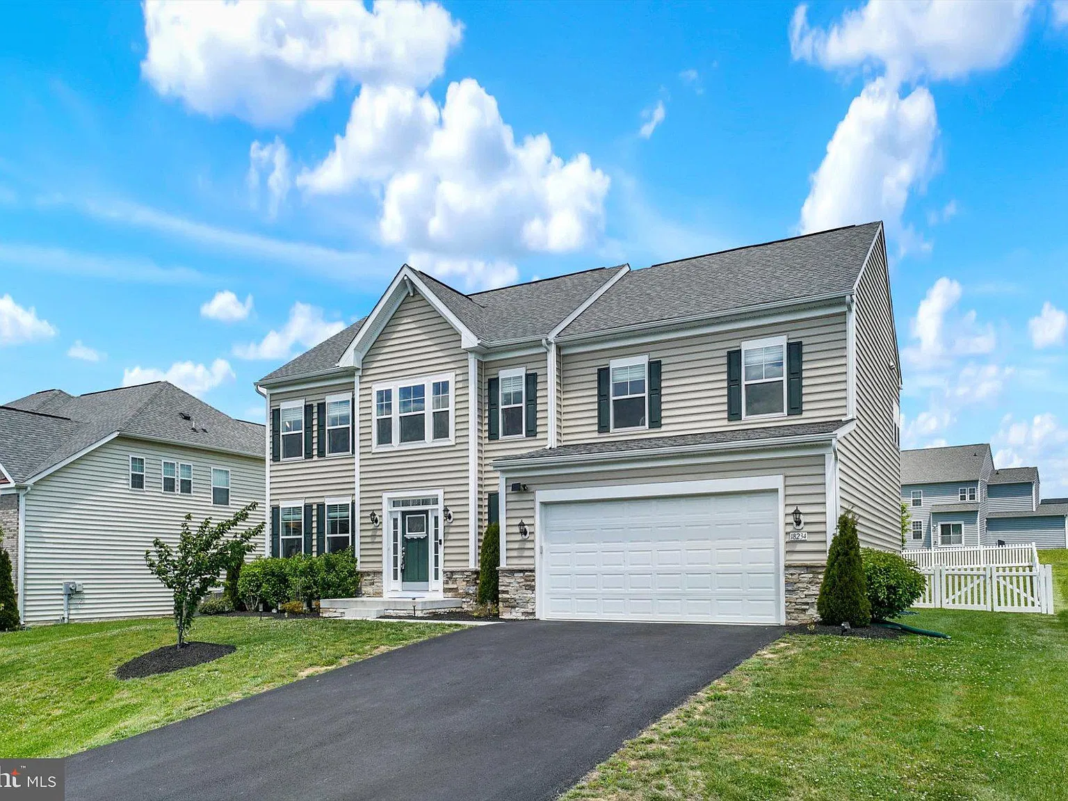 4 bed, 3.5 bath, 3930 sqft, $3,600 — Photo 3