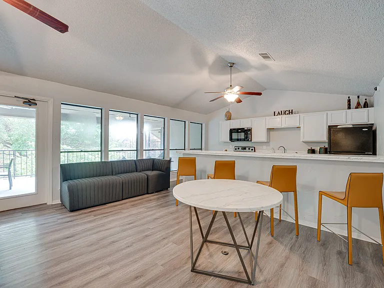Indian Creek Apartments — Photo 18