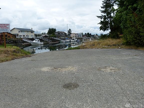 5th image of 211 N Beach Dr