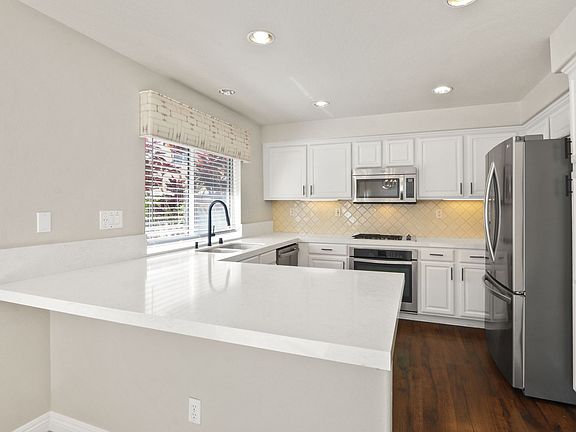 4th image of 19 Brookstone Pl