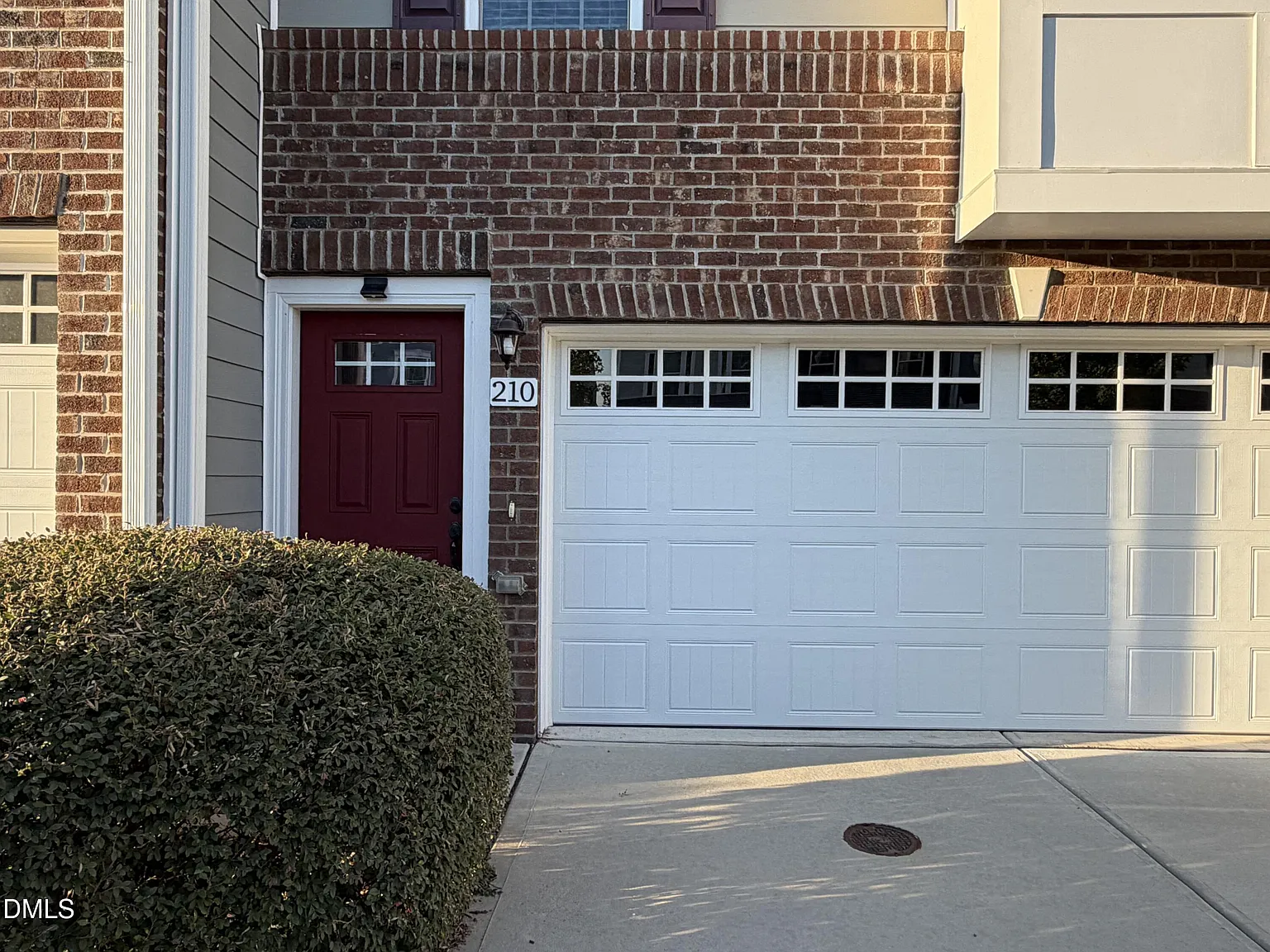 3 bed, 2.5 bath, 2041 sqft, $2,200 — Photo 2