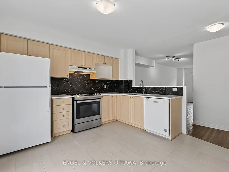 104 Manhattan Cres — Photo 7