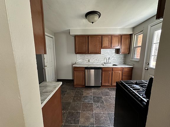 2nd image of 917-919 Sleepy Hollow Rd