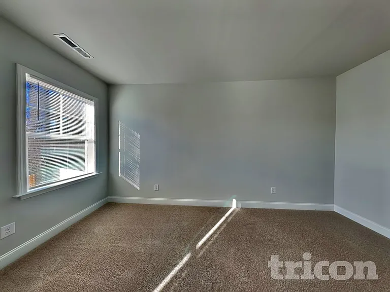 165 Lynnridge Dr — Photo 8