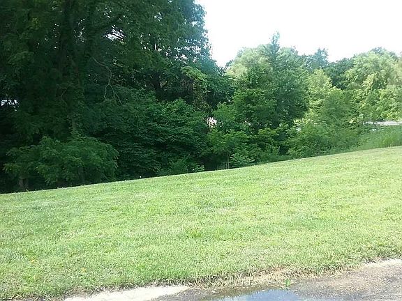 4th image of 1005 Acorn Dr
