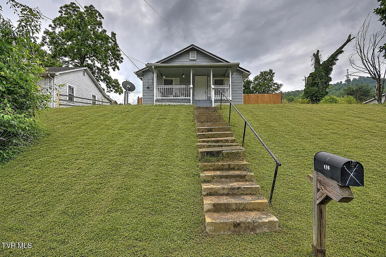 3 bed, 1.5 bath, 1190 sqft, $1,700 — Photo 1