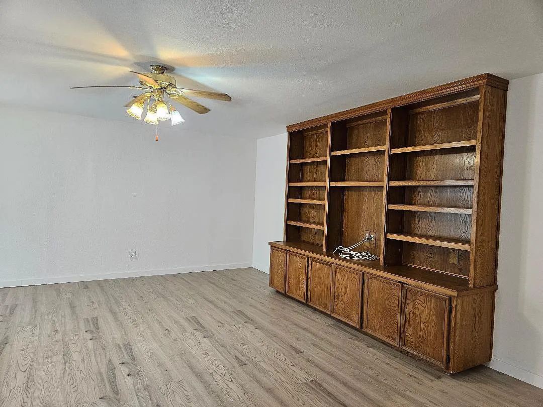 Building Photo - 1511 W Mesa Park Dr
