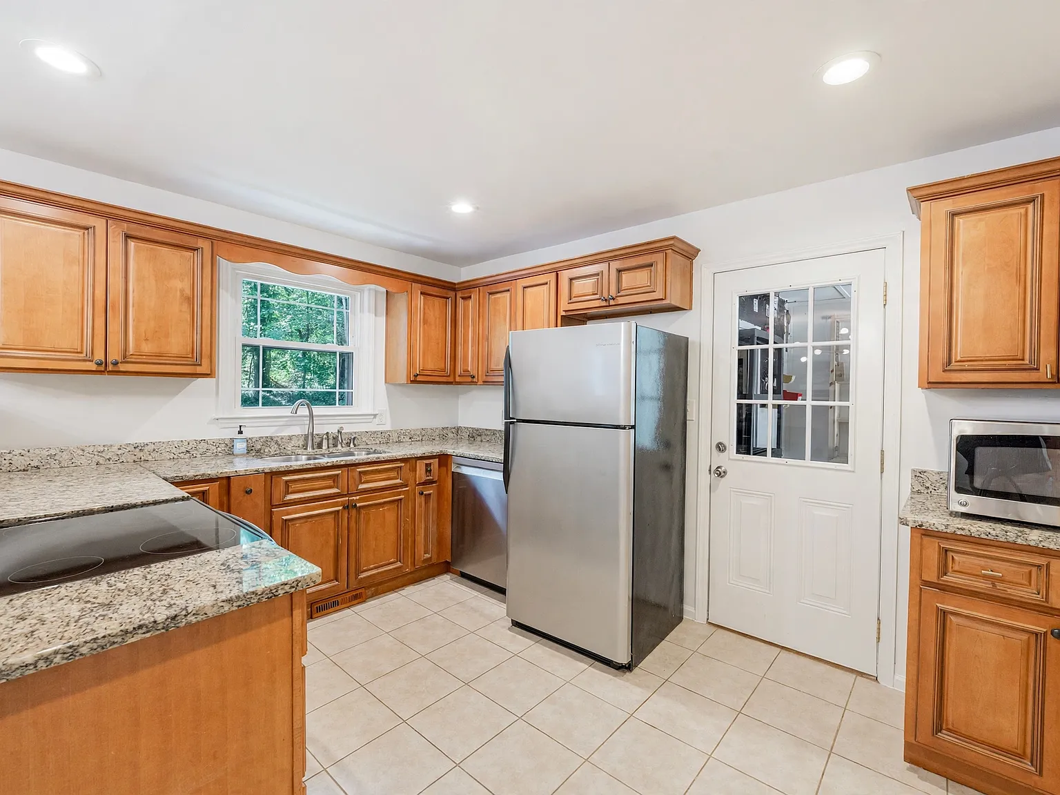 3 bed, 1.5 bath, 1919 sqft, $2,400 — Photo 4