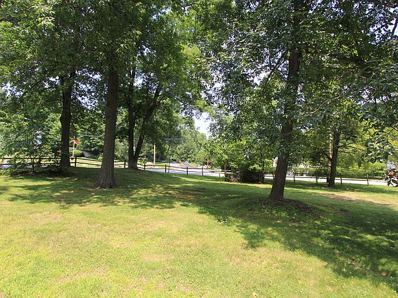 3rd image of 9 Sheryl Ln