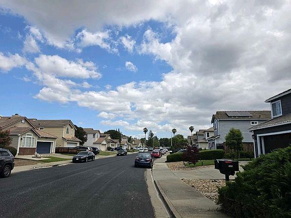 Exterior Neighborhood (street photo)