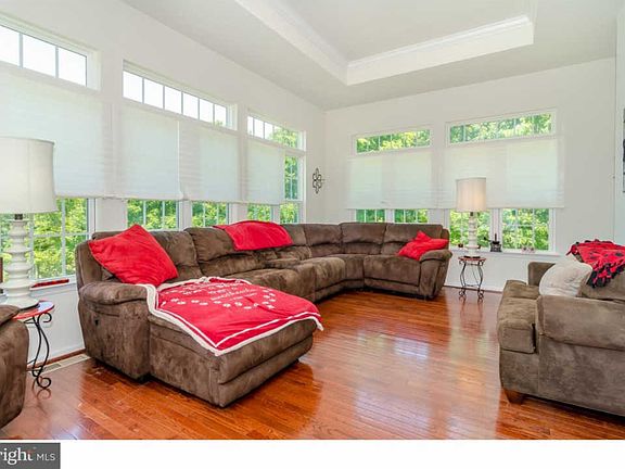 5th image of 512 Colchester Dr
