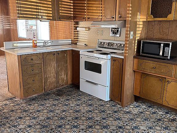3rd image of 914 S Nina Cir