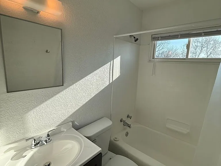 2606 E Hennepin Ave — Photo 9