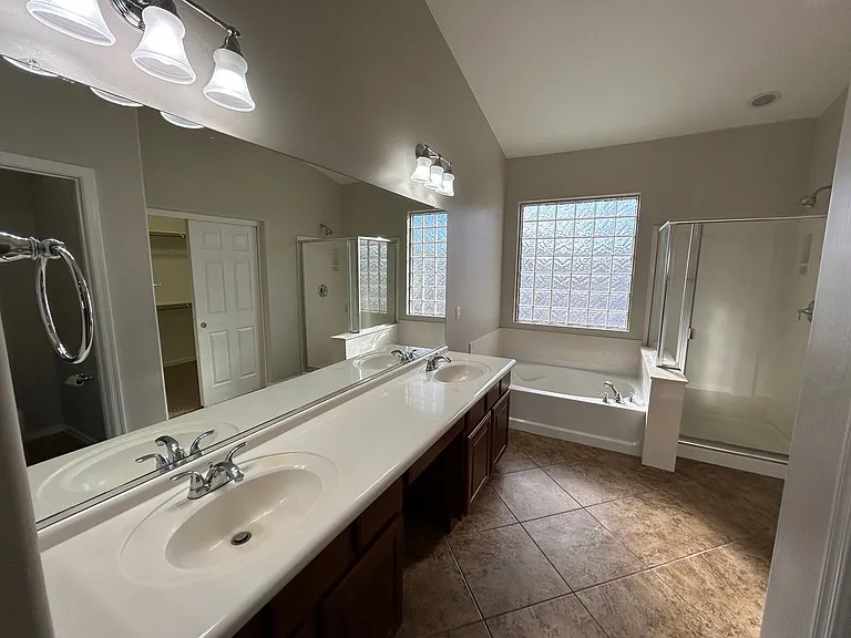 5411 W Rowel Rd — Photo 18