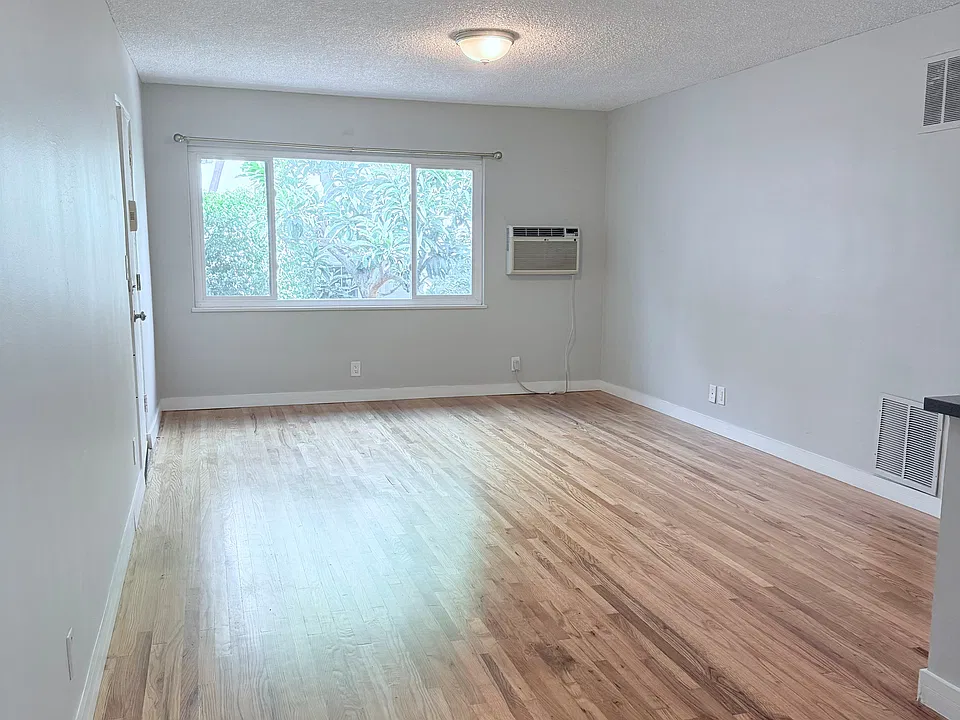 426 S Barrington Ave #8